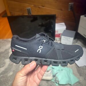 On Cloud Women’s Sneakers - Size 7.5 - Black